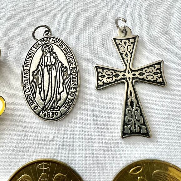 Vintage To Modern Religious Catholic Medals Crosses Pins Saint Pendants Charms - Picture 12 of 16